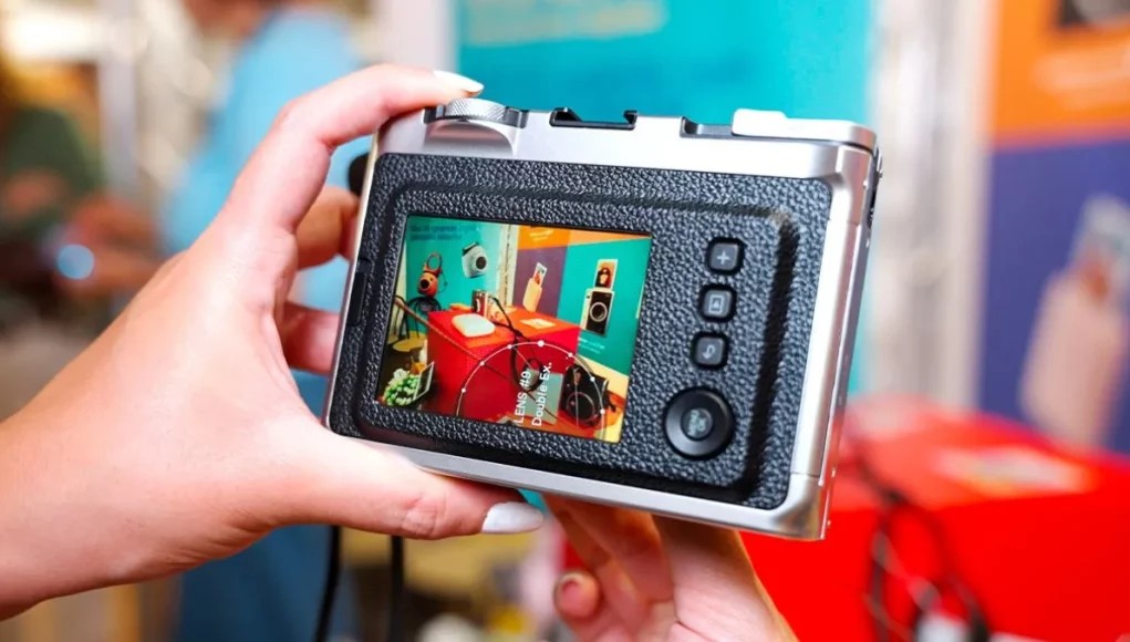 Instax Mini Evo: Tra fotografia istantanea e digitale