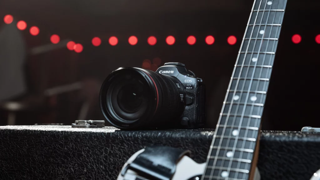 La Nuova Fotocamera EOS Mirrorless Che Ridefinisce le Aspettative di Fotografi e Videomaker Professionisti